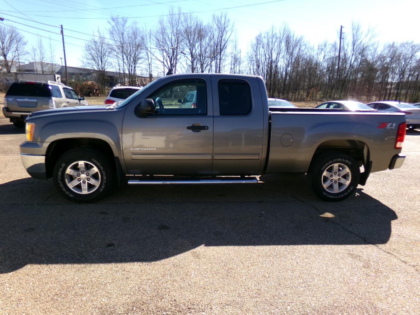 2012 Magna Steel Meetallic /Black GMC Sierra 1500 SLE Ext. Cab 4WD (1GTR2VE70CZ) with an 5.3L V8 OHV 16V FFV engine, 6-Speed Automatic transmission, located at 401 First NE, Bearden, AR, 71720, (870) 687-3414, 33.726528, -92.611519 - Photo#17